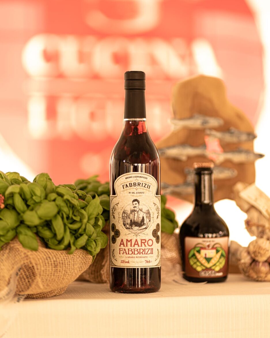 Bottiglia di Amaro Fabbrizii da 70cl con basilico